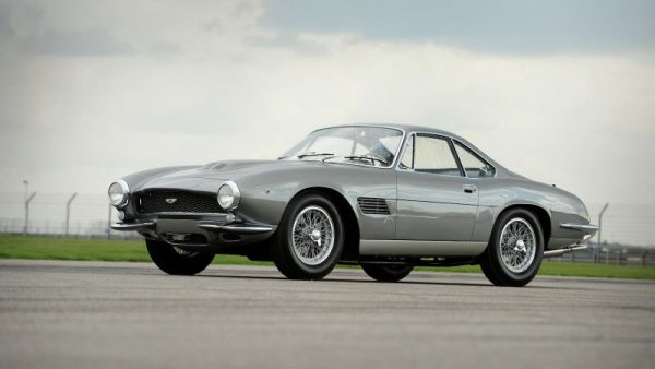 Със сигурност един от най-бляскавите Aston Martin, направени някога, DB4GT Jet е вторият шоу кар на Джуджаро за Bertone и дебютира на автомобилния салон н Женева през 1961 г., като се появява и в Торино по-късно същата година. Базирано на последното от 75-те шасита DB4GT с къса база, произведени от британската марка, то е необичайно в това, че имаше стоманена обвивка вместо алуминиева каросерия, която обикновено е в моделите на Aston Martin. Въпреки, че стайлингът е по-скоро Ferrari отколкото Aston, неговите опънати линии излъчват усещане за модерност, което накара стандартното Touring купе да изглежда като реликва от друга ера. Макар допълнителната тежина на панелите да притъпи работата на 3.7-литровия двигател на DB4GT, използването на стомана предполага, че дизайнът може да е бил замислен за серийно производство. Уви, въпреки тези слухове, Jet остана в един екземпляр.
